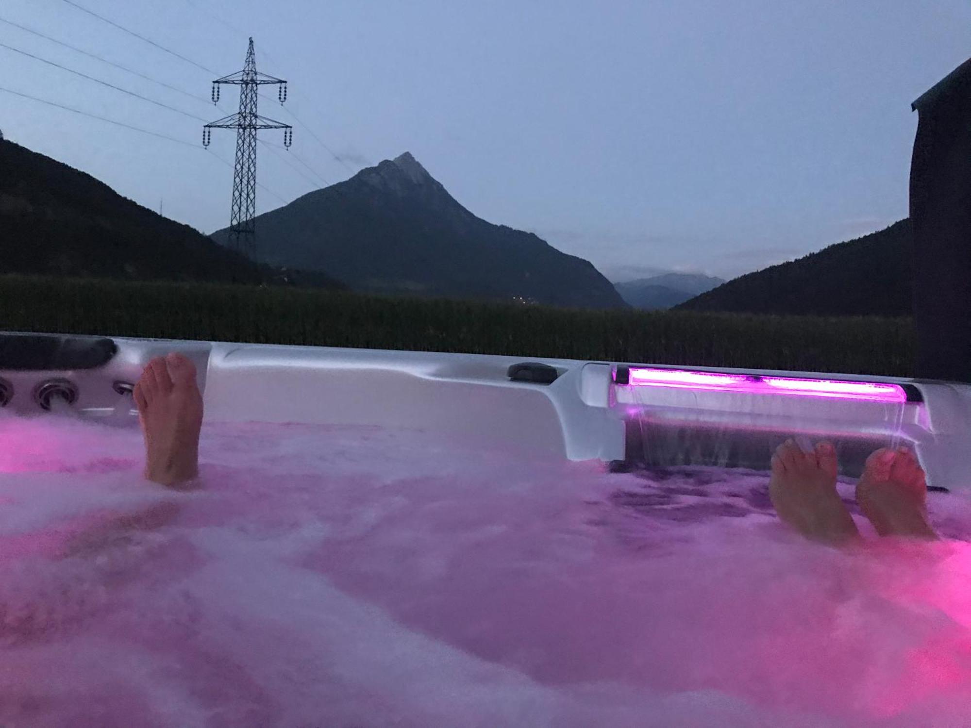 Deluxefort Fuer 10 Gaeste Mit Eigenem Whirlpool Und Fasssauna Imst Exterior foto
