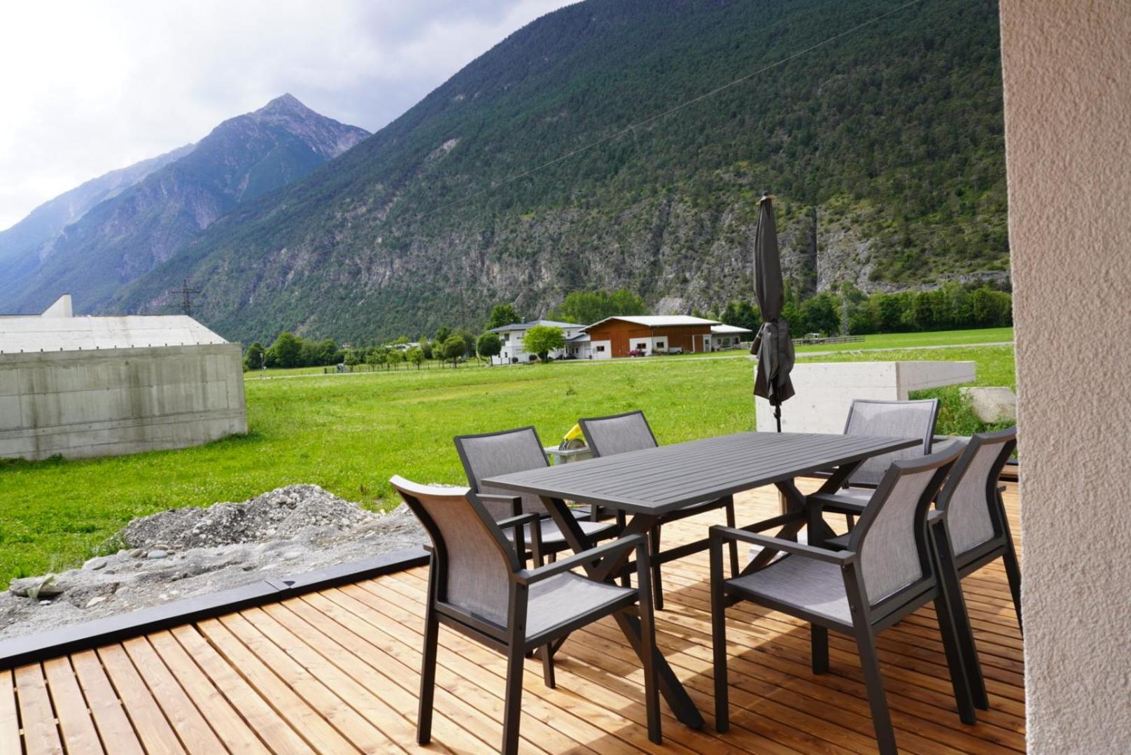 Deluxefort Fuer 10 Gaeste Mit Eigenem Whirlpool Und Fasssauna Imst Exterior foto
